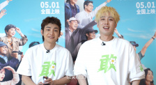 ”正是这些鲜活的童年样貌，激发了导演创作《想飞的女孩》的初衷，最终选择将故事聚焦在一对表姐妹身上。